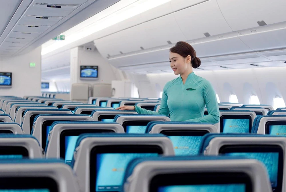 Tiếp viên Vietnam Airlines phục vụ tận tâm, tận tình với hành khách là hình ảnh đẹp của hãng hàng không Quốc gia Việt Nam. (Ảnh: CTV/Vietnam+) 