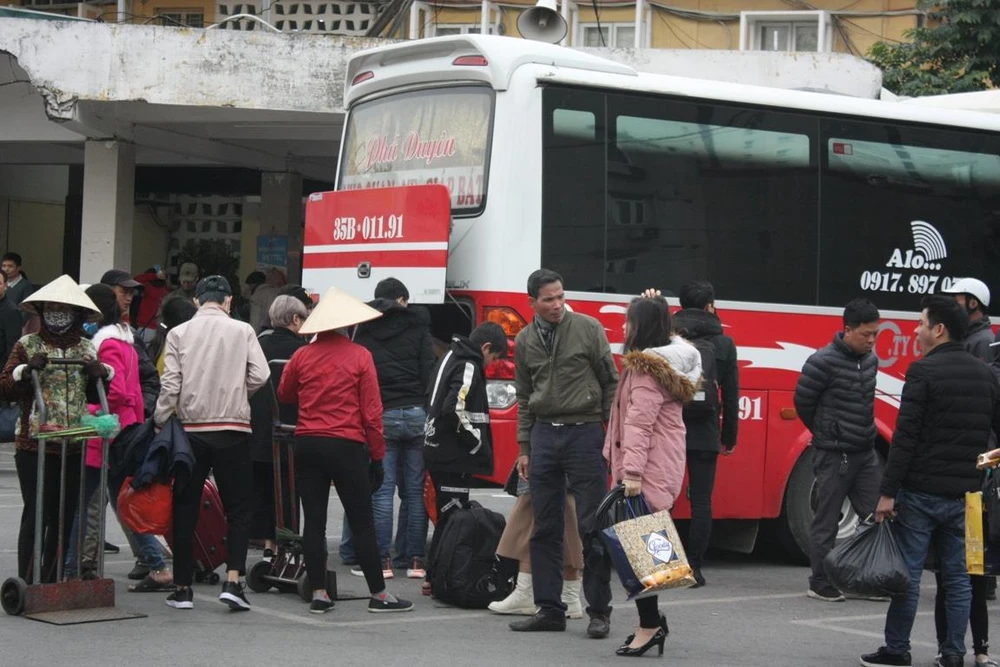 Sau 7 ngày nghỉ Tết Nguyên đán, người dân đã bắt đầu trở về Thủ đô, xe khách ken cứng người. (Ảnh: Việt Hùng/Vietnam+)