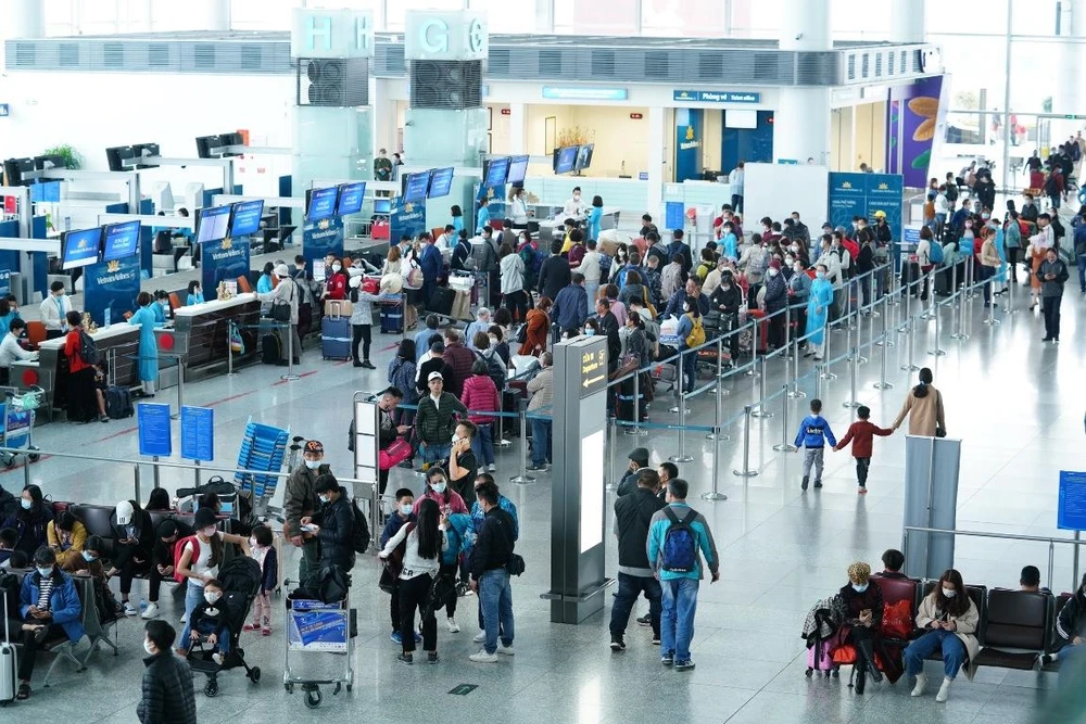 Hành khách làm thủ tục tại sân bay quốc tế Nội Bài. (Ảnh: Phan Công/Vietnam+)