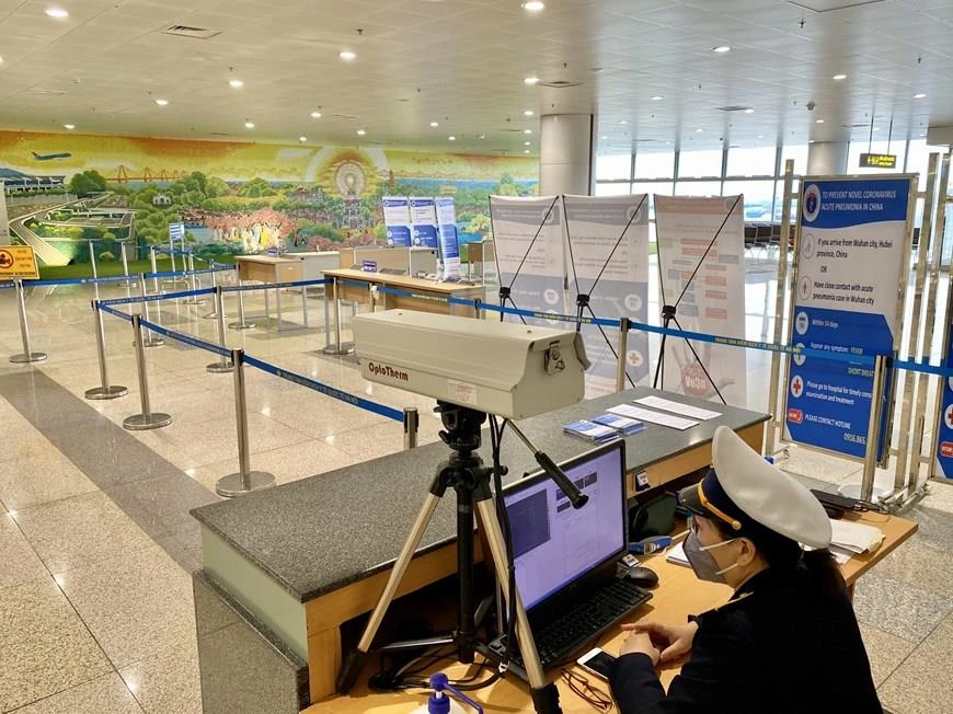 Khu vực đo thân nhiệt để phát hiện hành khách có biểu hiện cúm, sốt cao sẽ được đưa vào cách ly riêng để tránh nguy cơ lây nhiễm dịch virus corona. (Ảnh: Phan Công/Vietnam+)