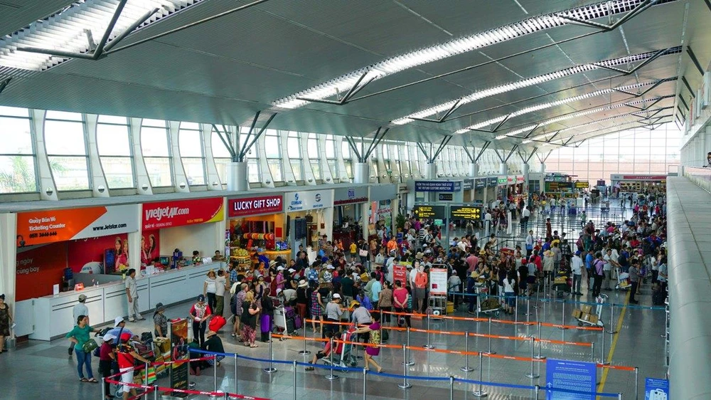 Hành khách làm thủ tục chuyến bay tại Cảng hàng không quốc tế Đà Nẵng. (Ảnh: CTV/Vietnam+)