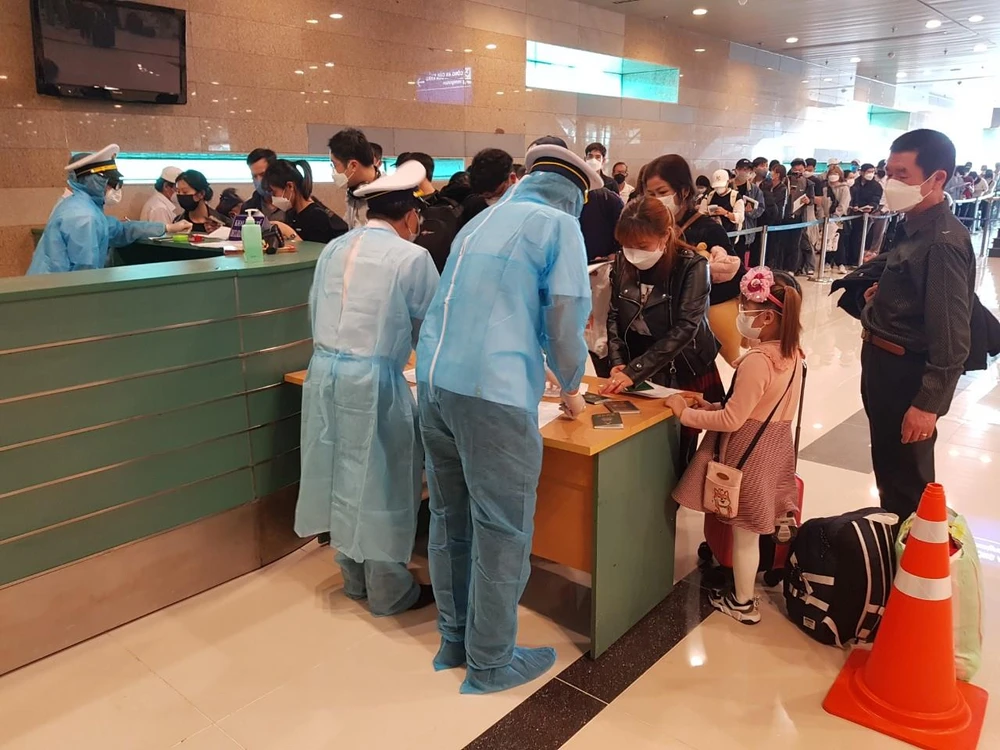 Hành khách làm thủ tục khai báo y tế tại sân bay. (Ảnh: Thu Phương/Vietnam+)