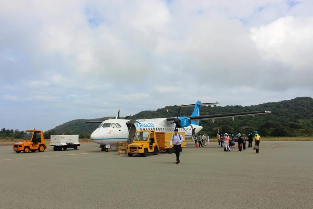 Những hành khách đi trên máy bay đặt chân đến Cảng hàng không Côn Đảo. (Ảnh: Việt Hùng/Vietnam+)