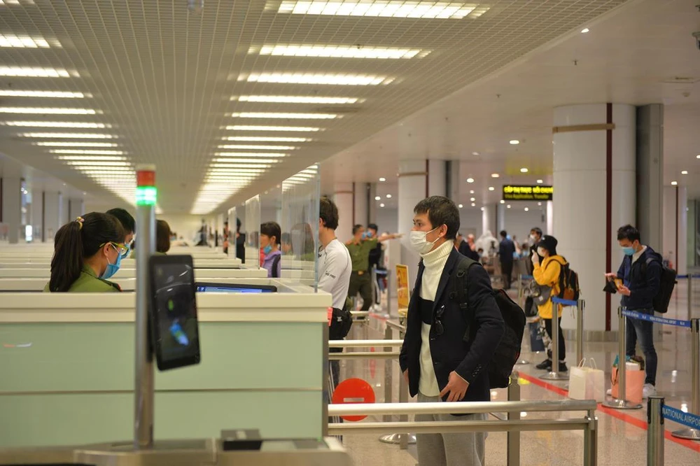 Hành khách nhập cảnh tại sân bay quốc tế Nội Bài. (Ảnh: Hoàng Anh/Vietnam+)