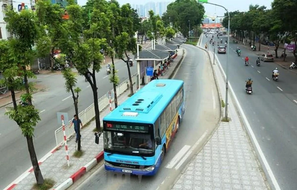 Hà Nội dừng hoạt động tất cả các tuyến xe buýt từ ngày 28/3-15/4 để phòng chống dịch bệnh COVID-19. (Ảnh: Huy Hùng/Vietnam+)