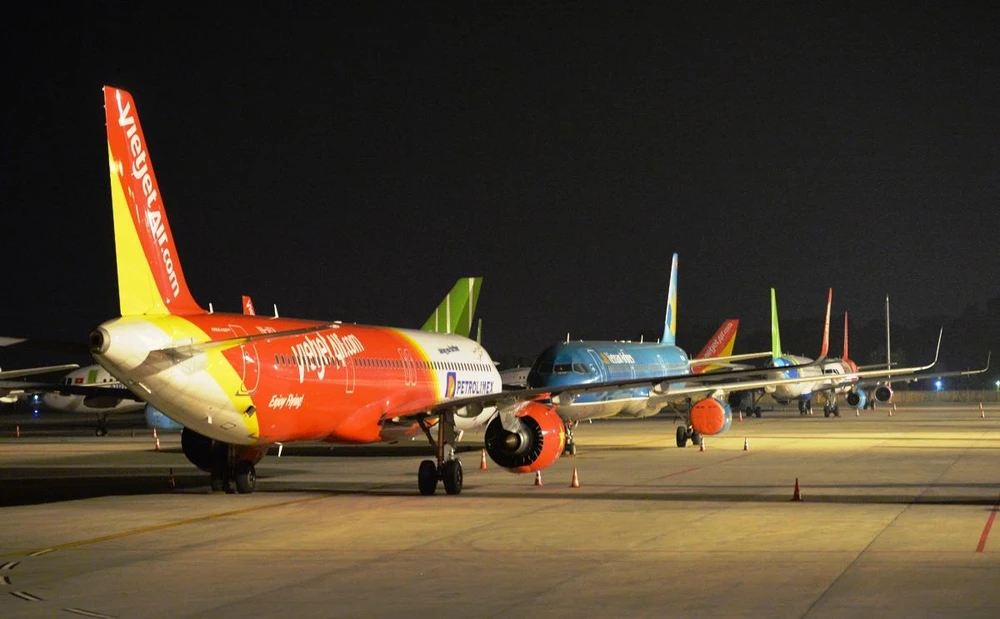 Máy bay xếp hàng dài đắp chiếu tại sân bay Nội Bài. (Ảnh: Hoàng Anh/Vietnam+)