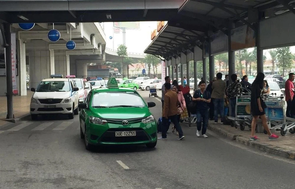 Taxi hoạt động đón tại sân bay Nội Bài. (Ảnh: Việt Hùng/Vietnam+)