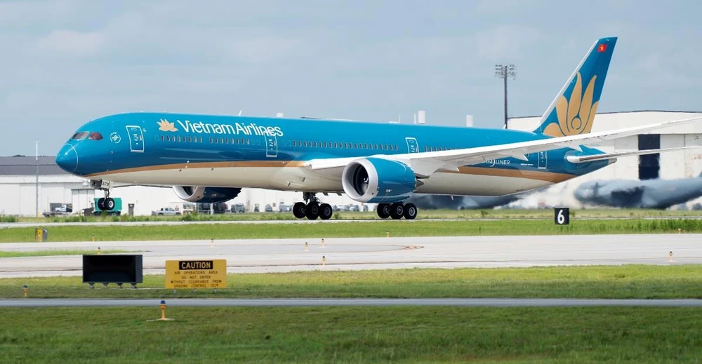 Vietnam Airlines miễn phí vé bay cho bác sỹ, y tá và hàng hóa chống dịch COVID-19. (Ảnh: CTV/Vietnam+)