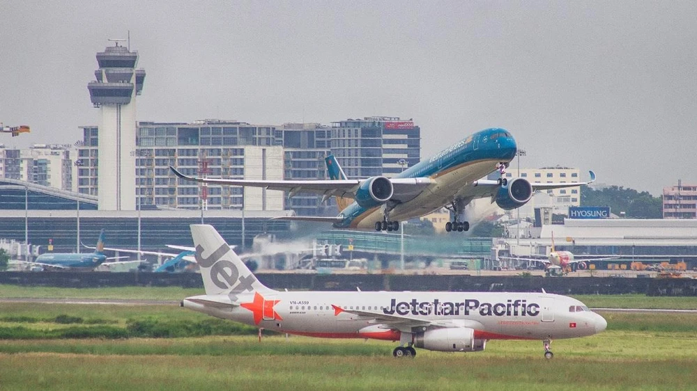 Máy bay của hai hãng hàng không Vietnam Airlines và Jetstar Pacific. (Ảnh: CTV/Vietnam+)