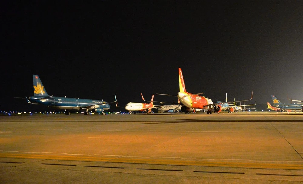 Máy bay xếp hàng dài tại sân bay Nội Bài do ảnh hưởng của dịch COVID-19. (Ảnh: Hoàng Anh/Vietnam+)