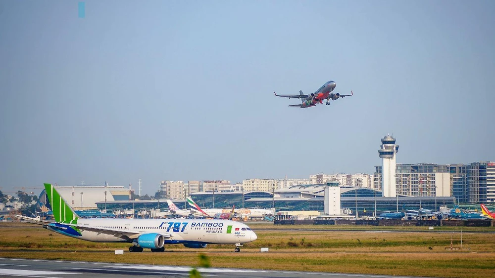 Các hãng hàng không sẽ tiếp tục có chính sách hỗ trợ đổi vé máy bay cho hành khách do ảnh hưởng của dịch bệnh COVID-19. (Ảnh: Hoàn Thu/Vietnam+)