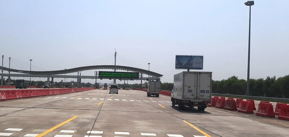 Phương tiện bắt đầu đi vào trạm thu phí trên tuyến cao tốc Hà Nội-Hải Phòng. (Ảnh: Việt Hùng/Vietnam+)