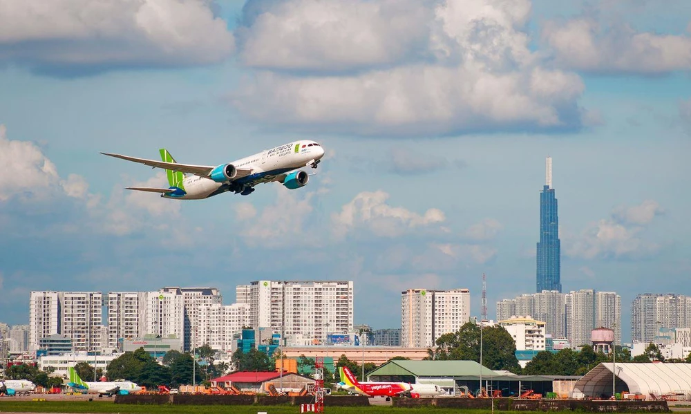 Máy bay của hãng hàng không Bamboo Airways và Vietjet Air. (Ảnh: Hoài Thu/Vietnam+)