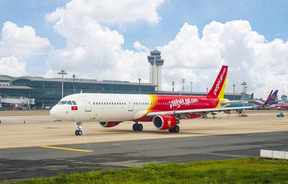 Hành khách sẽ có nhiều cơ hội đi lại du lịch mọi miền đất nước khi Vietjet bán vé máy bay ưu đãi giá rẻ. (Ảnh: CTV/Vietnam+)