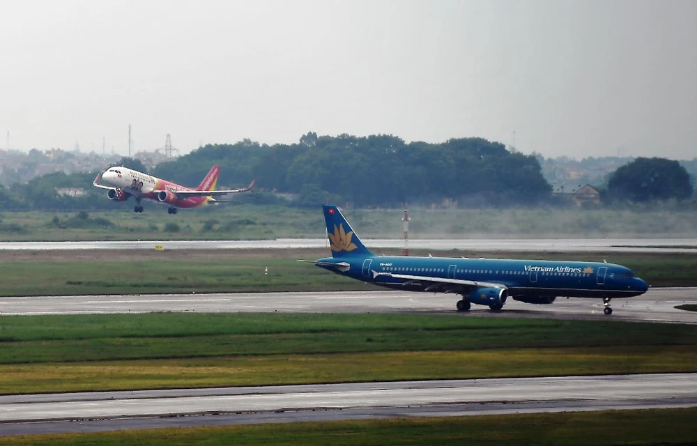 Máy bay của hai hãng hàng không Vietnam Airlines và Vietjet Air. (Ảnh: CTV/Vietnam+)