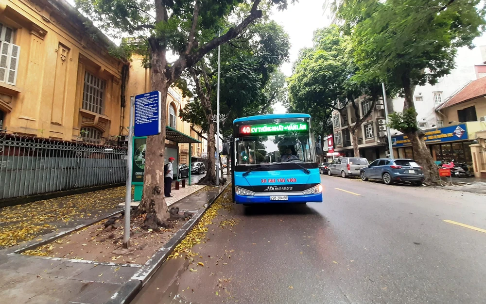 Một nhà chờ xe buýt trên tuyến phố nội đô Hà Nội. (Ảnh: Việt Hùng/Vietnam+)