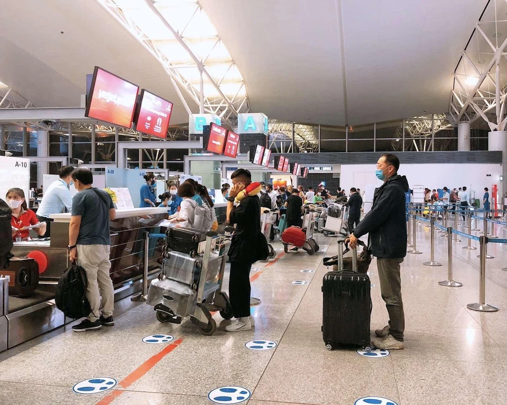 Những hành khách đầu tiên trên chuyến bay của hãng hàng không Vietjet Air từ Nội Bài đi Seoul. (Ảnh: CTV/Vietnam+)