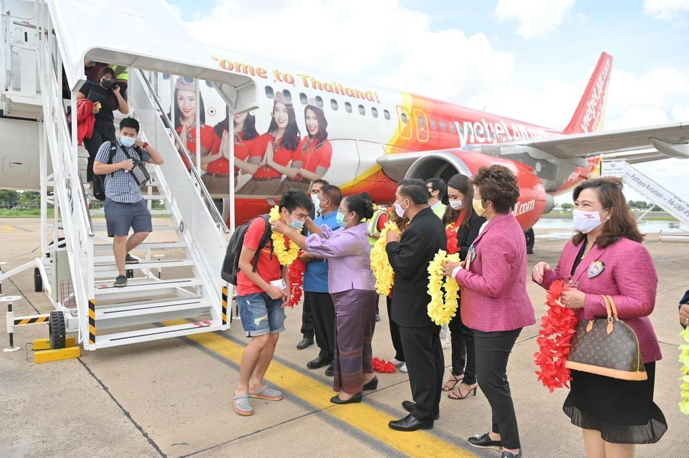 Những hành khách trên chuyến bay đầu tiên kết nối Thủ đô Bangkok- Ubon Ratchathani. (Ảnh: CTV/Vietnam+)