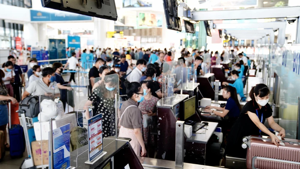Lượng hành khách qua sân bay Nội Bài phục hồi tăng trưởng nhanh trở lại. (Ảnh: CTV/Vietnam+)