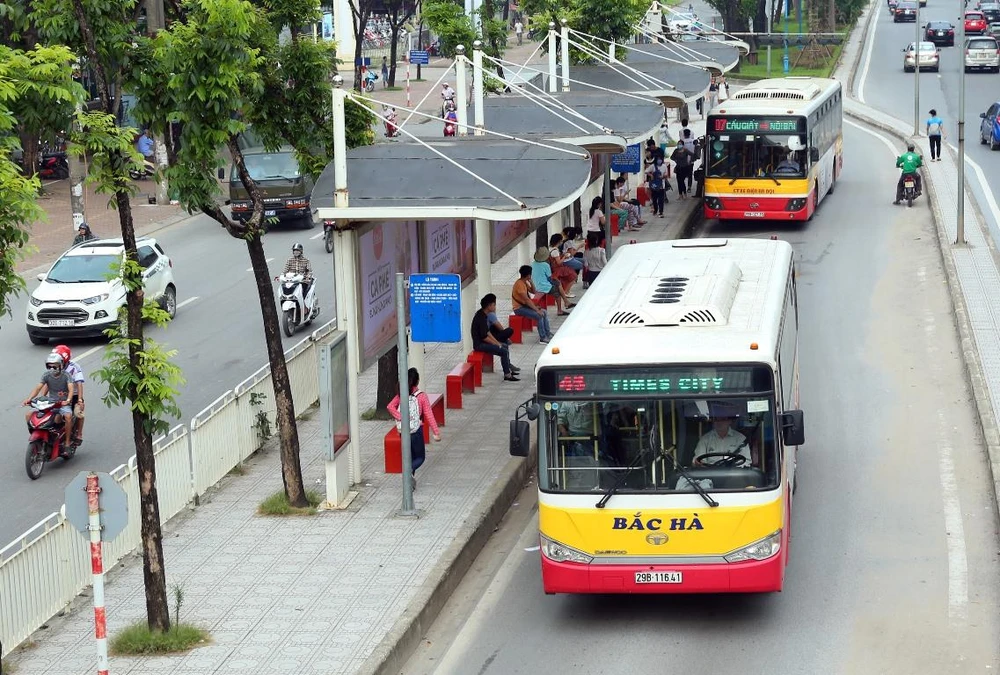 Xe buýt vẫn là tên gọi gần gũi và quen thuộc với nhiều người dân. (Ảnh: Huy Hùng/Vietnam+)