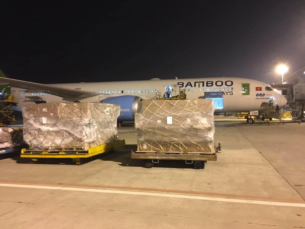 Bamboo Airways 'cõng' miễn phí hàng cứu trợ vùng lũ miền Trung 