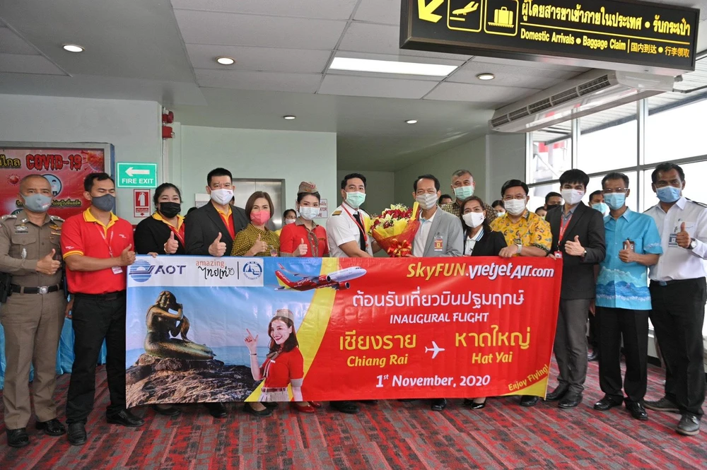 Những hành khách đầu tiên trên chuyến bay khai trương Chiang Rai-Hat Yai. (Ảnh: CTV/Vietnam+)