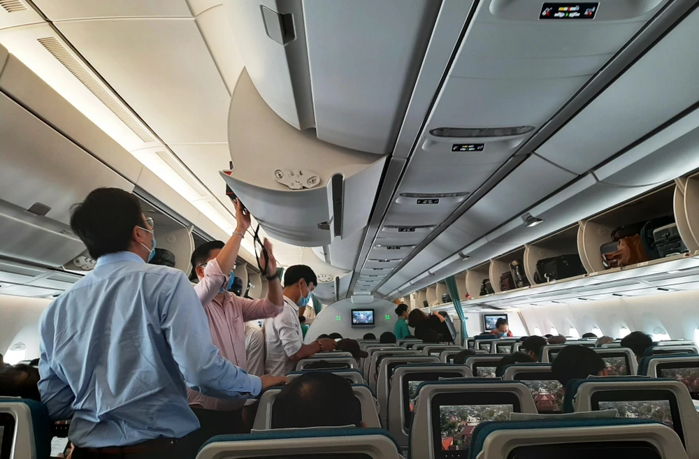 Hành khách trên một chuyến bay của hãng hàng không Vietnam Airlines. (Ảnh: Việt Hùng/Vietnam+)