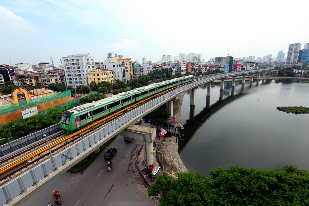 Vận hành chạy thử đoàn tàu Đường sắt Cát Linh-Hà Đông. (Ảnh: Huy Hùng/TTXVN)