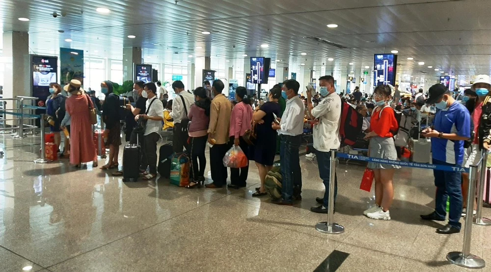 Hành khách đang làm thủ tục lên chuyến bay tại một Cảng hàng không. (Ảnh: Việt Hùng/Vietnam+)