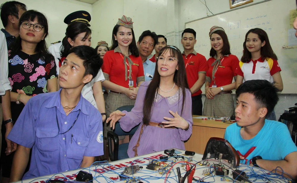 Bà Nguyễn Thị Phương Thảo, Tổng giám đốc Vietjet, cùng nhân viên trong một hoạt động từ thiện thăm cơ sở bảo trợ thanh thiếu niên. (Ảnh: CTV/Vietnam+)