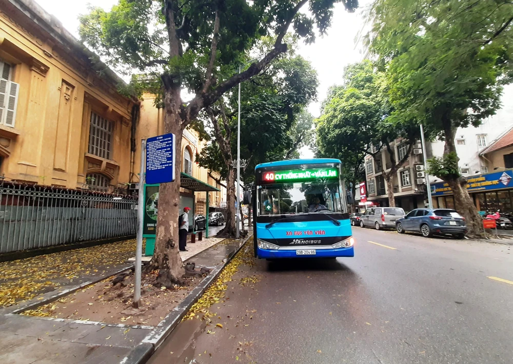 Nhiều đơn vị vận hành các tuyến buýt ở Hà Nội đã phải đi vay ngân hàng để duy trì hoạt động và vẫn ngóng chờ thanh quyết toán. (Ảnh: Việt Hùng/Vietnam+)