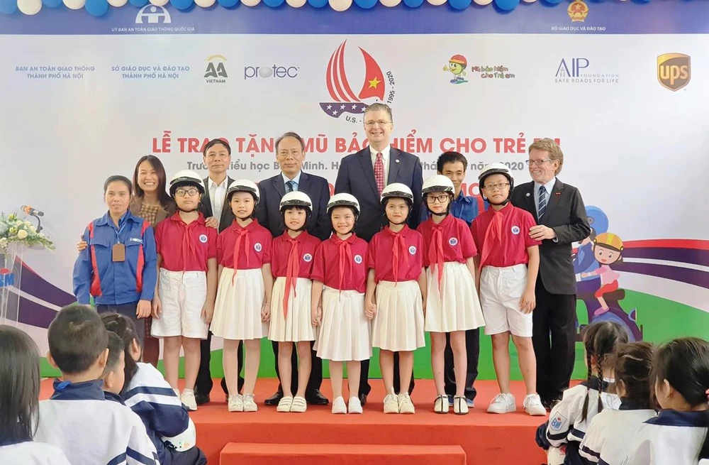 Trao tặng 400 mũ bảo hiểm chất lượng cho học sinh khuyết tật Trường Tiểu học Bình Minh. (Ảnh: Việt Hùng/Vietnam+)a
