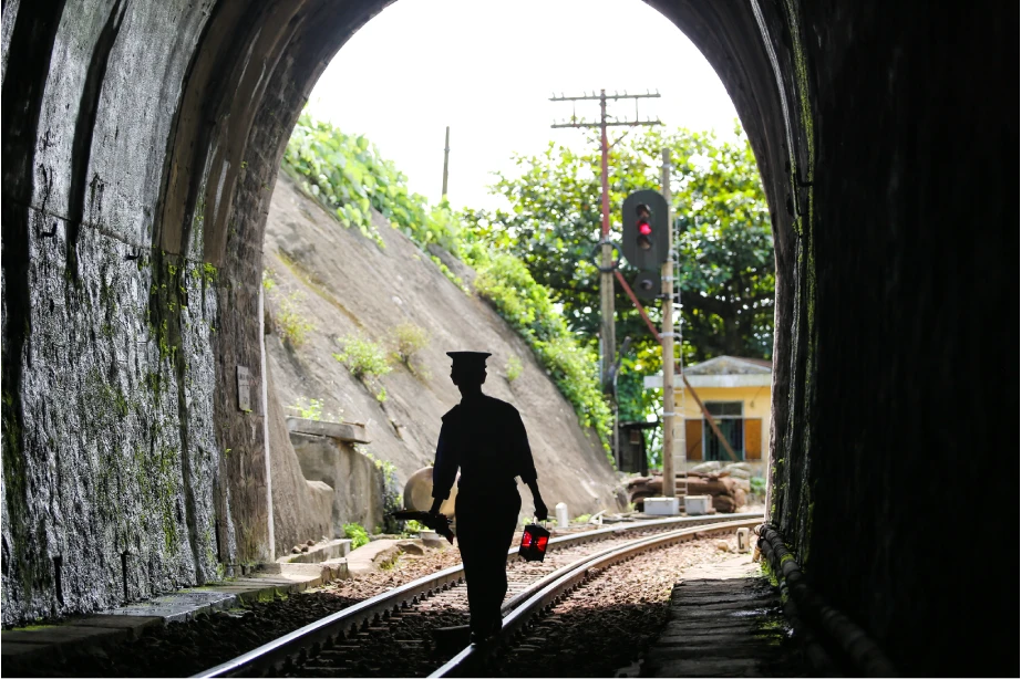 Những hầm đường sắt xuống cấp sẽ được cải tạo để đảm bảo an toàn chạy tàu. (Ảnh: Minh Sơn/Vietnam+)