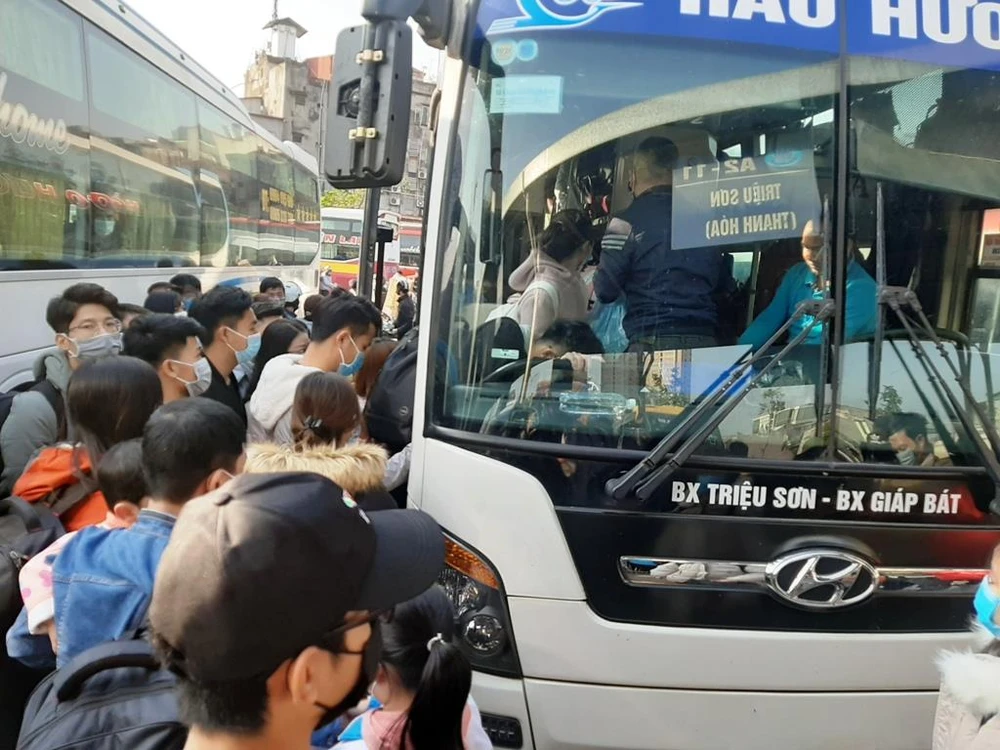 Hành khách chen chân lên xe về quê dịp nghỉ Tết Dương lịch 2021. (Ảnh: Việt Hùng/Vietnam+)