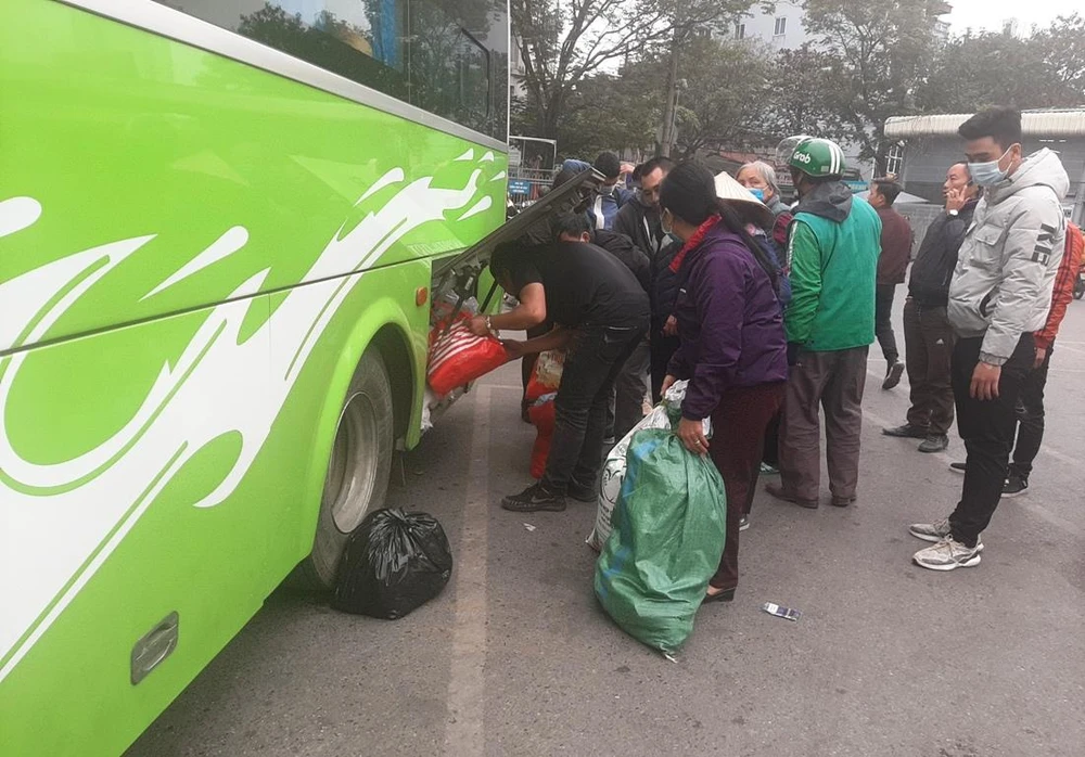 Sau 3 ngày nghỉ Tết Dương lịch 2021, xe chở người dân nối đuôi nhau về Hà Nội. (Ảnh: Việt Hùng/Vietnam+)