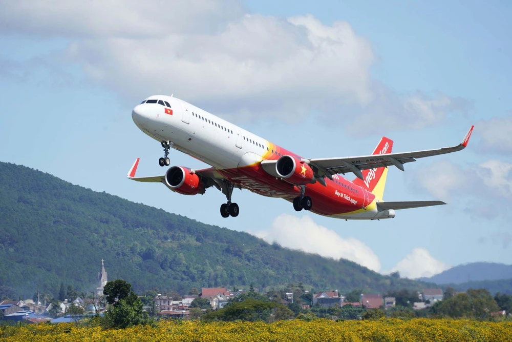 Vietjet liên tiếp đưa ra nhiều chương trình vé bay trọn gói hay vé bay giá rẻ để kích cầu du lịch nội địa. (Ảnh: CTV/Vietnam+)