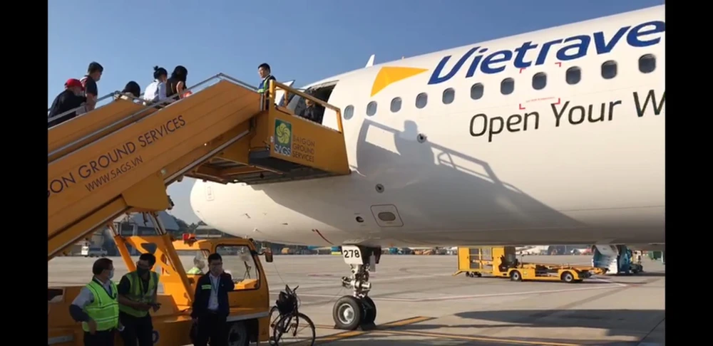 Những hàng khách đầu tiên trên chuyến bay thương mại thuê chuyến hành trình Hà Nội-Phúc Quốc của hãng hàng không Vietravel Airlines. (Ảnh: Minh Anh/Vietnam+)