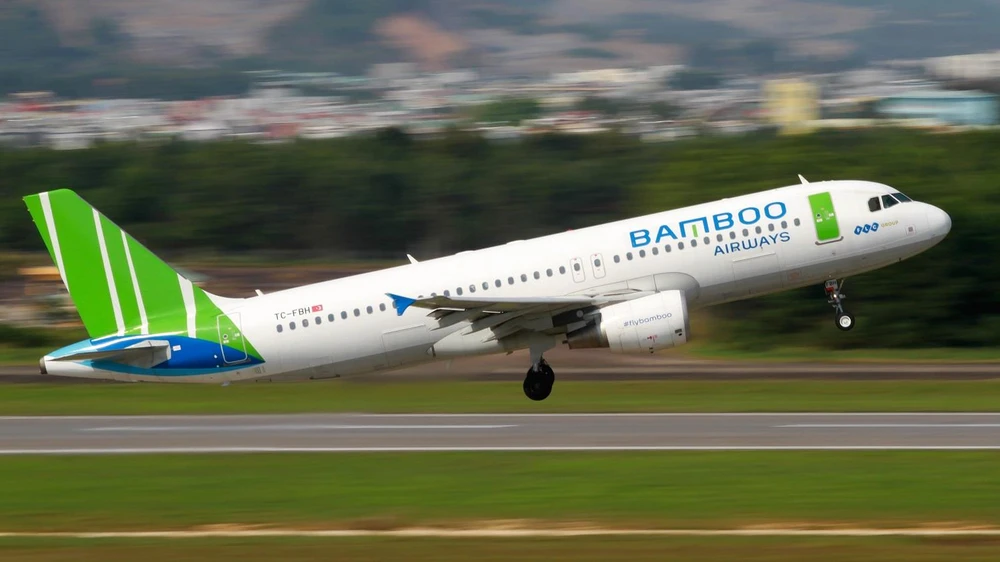 Dòng máy bay Embraer 195 của Bamboo Airways khai thác đường bay Hà Nội-Rạch Giá. (Ảnh: CTV/Vietnam+)