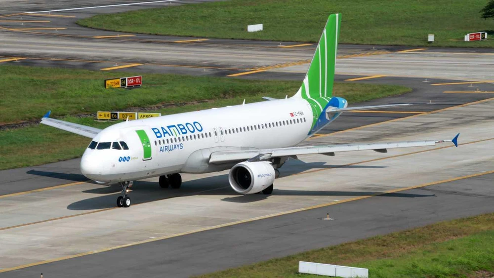 Máy bay Airbus A320NEO của Bamboo Airways hạ cánh xuống sân bay Tuy Hoà. (Ảnh: CTV/Vietnam+)