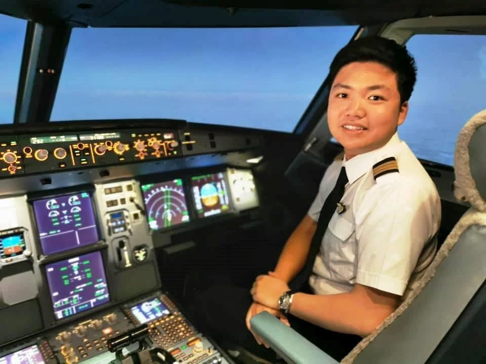 Cơ phó của hãng hàng không Vietnam Airlines tiếp bước truyền thống gia đình với nghề phi công. (Ảnh: CTV/Vietnam+)