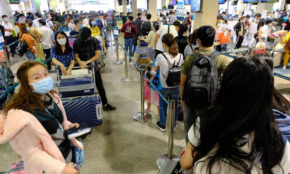 Những ngày qua, hàng khách đến sân bay Tân Sơn Nhất đi máy bay ngày một đông hơn (Ảnh: CTV/Vietnam+)