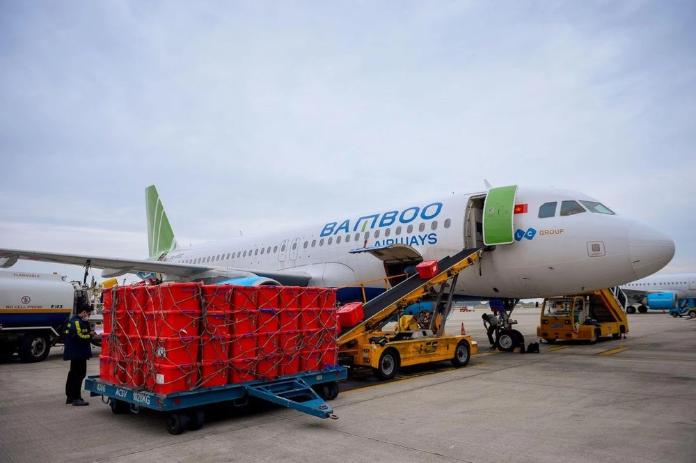 Máy bay của hãng hàng không Bamboo Airways vận chuyển miễn phí thiết bị y tế và dụng cụ phòng chống dịch COVID-19 đến chi viện cho tỉnh Hải Dương. (Ảnh: CTV/Vietnam+)