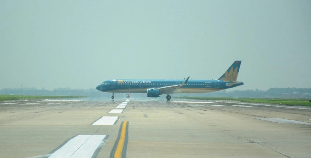 Máy bay đang di chuyển trên đường lăn tại sân bay Nội Bài. (Ảnh: Việt Hùng/Vietnam+)