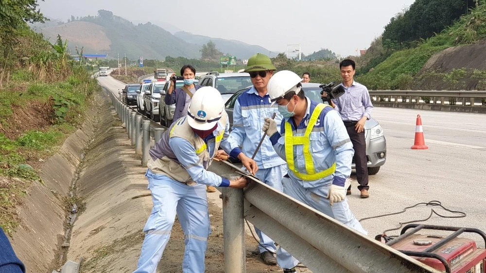 Những hộ lan bị tháo trên cao tốc Nội Bài-Lào Cai đã được phía đơn vị quản lý đường cao tốc xử lý nhằm đảm bảo an toàn giao thông. (Ảnh: CTV/Vietnam+)