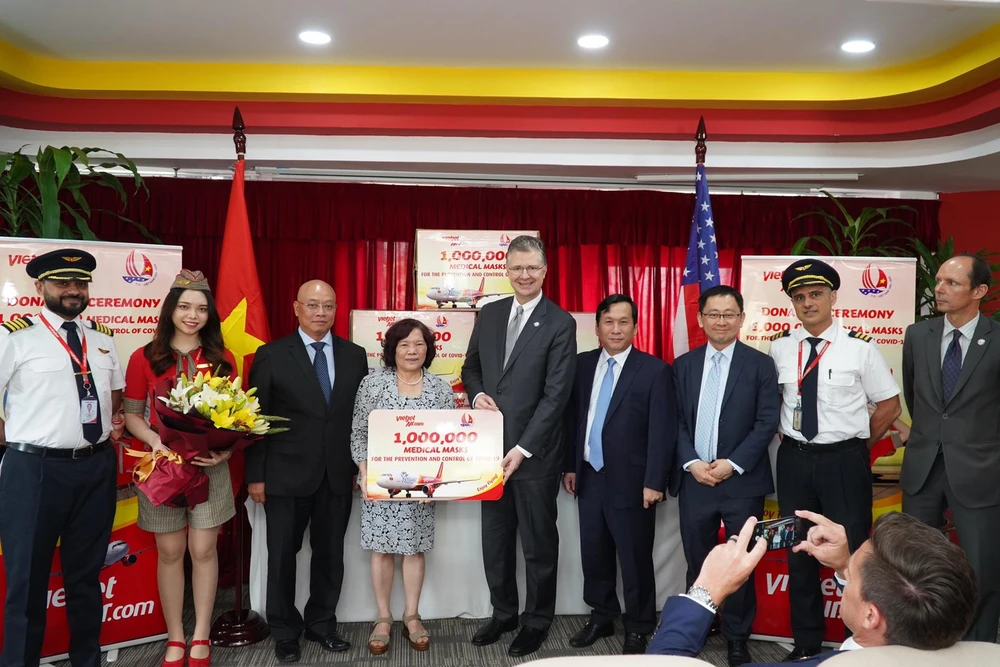 Chủ tịch Hội đồng quản trị Vietjet Nguyễn Thanh Hà trao tặng 1 triệu khẩu trang cho Đại sứ Mỹ Daniel Kritenbrink tại Hà Nội. (Ảnh: CTV/Vietnam+)