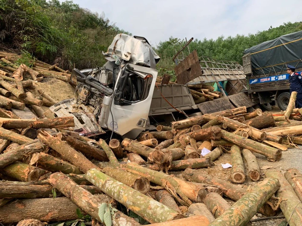 Hiện trường vụ tai nạn giao thông xe tải chở gỗ keo đâm vào ta luy đường làm 7 người tử vong ở Thanh Hóa. (Ảnh: CTV/Vietnam+)