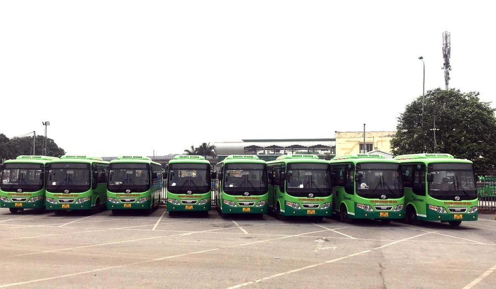 Phương tiện xe buýt mới 30 chỗ được phía Tổng công ty Vận tải Hà Nội vận hành cho 3 tuyến buýt mới mở. (Ảnh: CTV/Vietnam+)