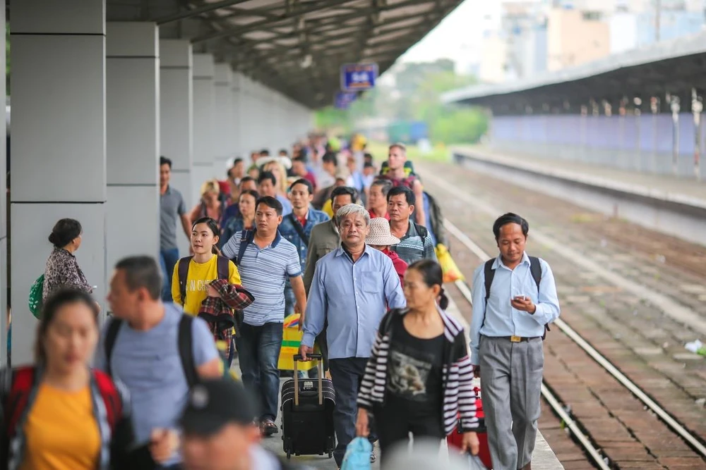 Ngành đường sắt giảm sâu vé đi tàu nhằm kích cầu đi lại của người dân. (Ảnh: Minh Sơn/Vietnam+)