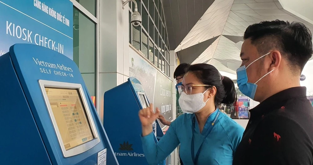 Hành khách tự làm thủ tục tại sân bay Vinh. (Ảnh: CTV/Vietnam+)