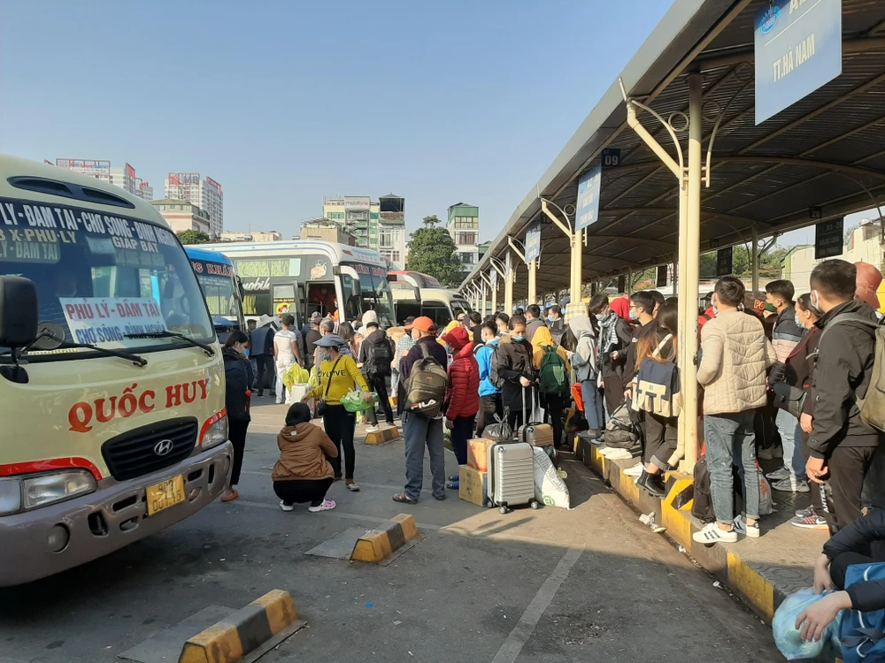 Các bến xe Hà Nội đã lên kế hoạch tăng cường phương tiện đáp ứng nhu cầu đi lại của người dân dịp nghỉ lễ 30/4 và 1/5. (Ảnh: Việt Hùng/Vietnam+)